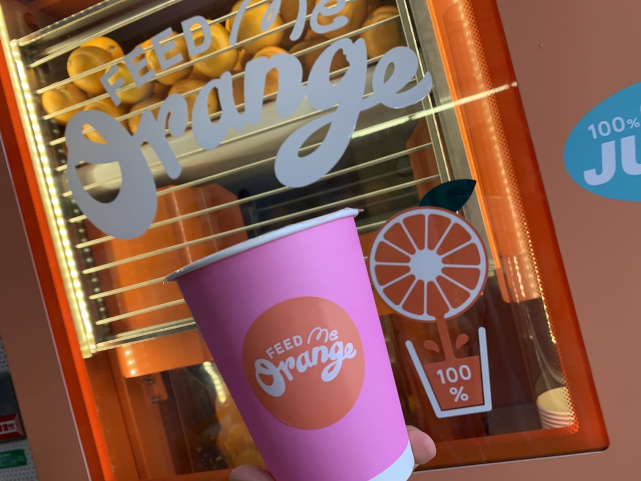 feedmeorangeオレンジジュース自動販売機