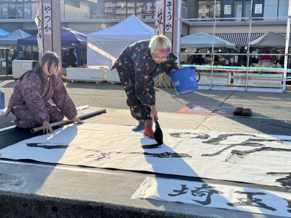 ミノリテラスのお正月　書道ライブパフォーマンス