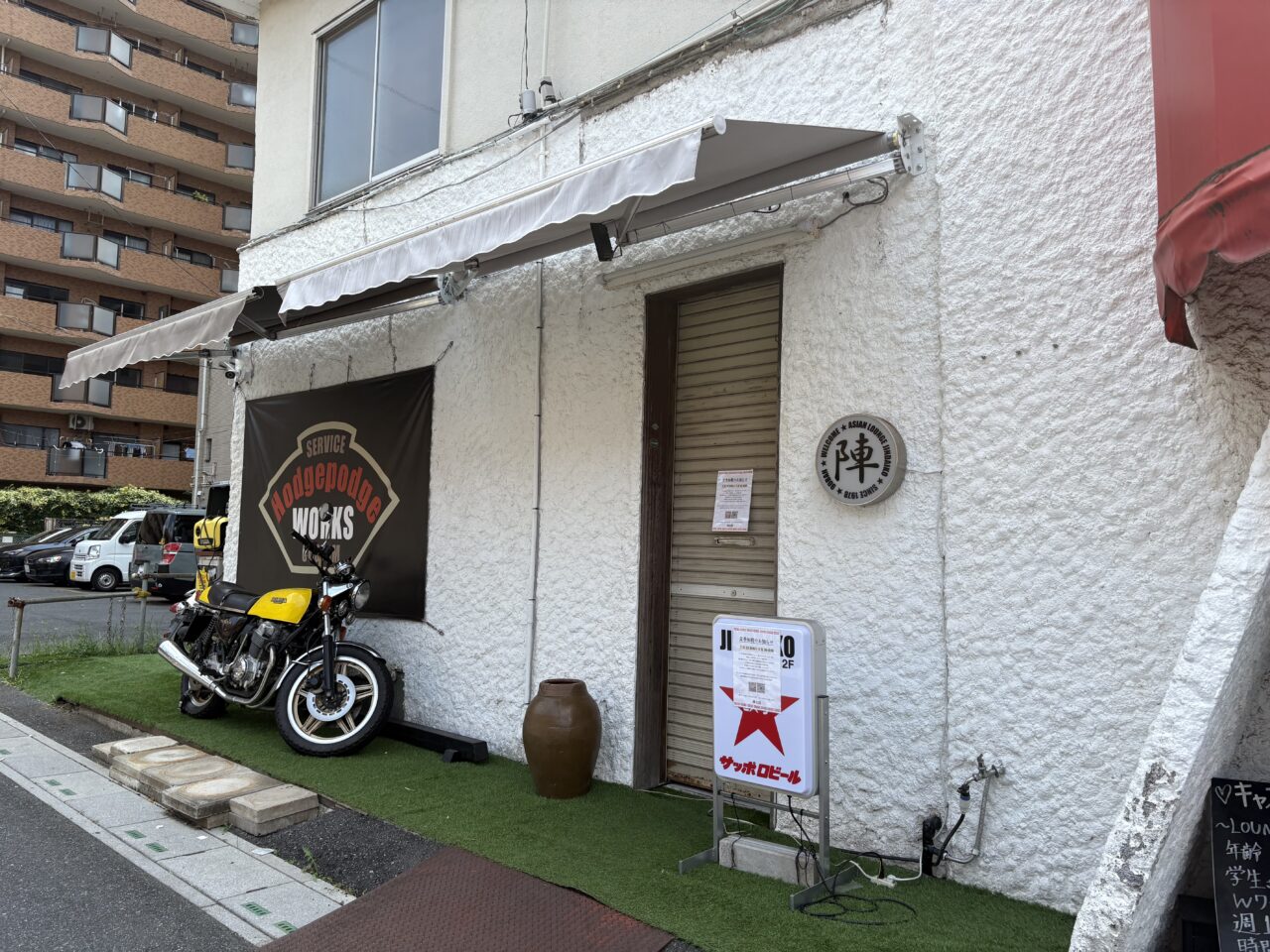 インドカレー屋さん「Asian Diner WENDY’S」の2軒隣の2階部分に