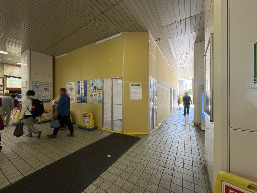 谷塚駅　リニューアル工事　店舗建設中