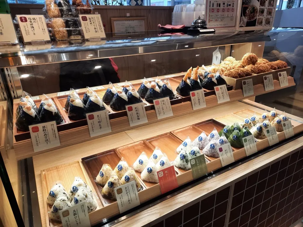 だし茶漬け＋肉うどん えん ヴァリエ草加店　和食屋の肉じゃがコロッケ